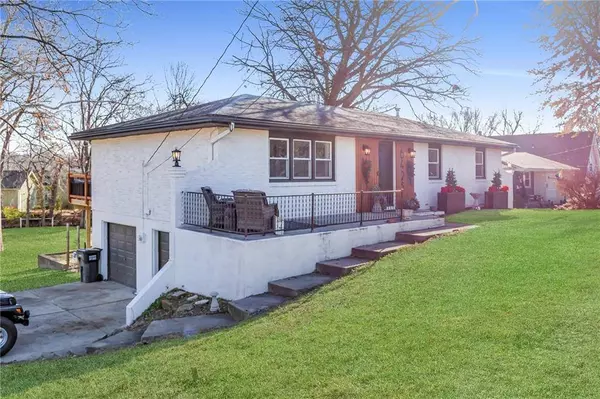 6425 NW Rock Garden RD, Parkville, MO 64152