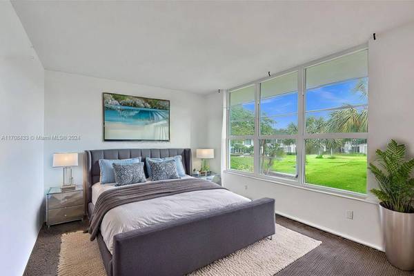 3641 Oaks Clubhouse Dr #204, Pompano Beach, FL 33069