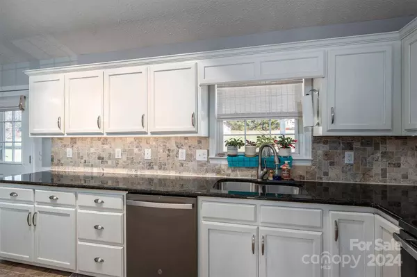 2051 Gary LN, Hickory, NC 28602