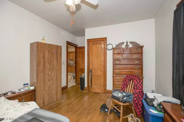 860 Whitcomb RD, Cleveland, OH 44110