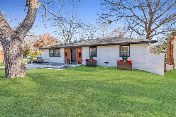 6425 NW Rock Garden RD, Parkville, MO 64152