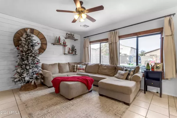 438 E PALOMINO Way, San Tan Valley, AZ 85143