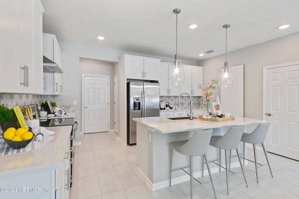 6043 CROSSROADS STATION DR, Jacksonville, FL 32205