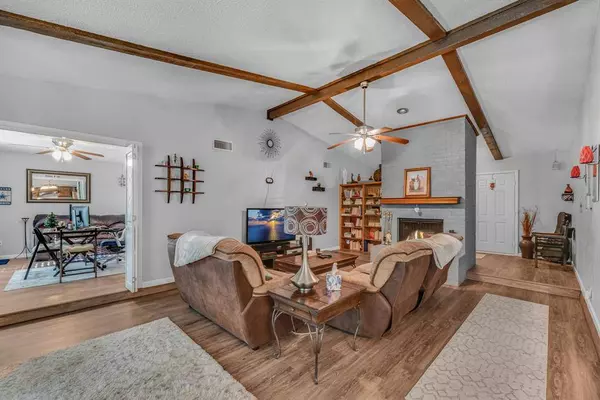 3925 Raywood Drive, Grand Prairie, TX 75052