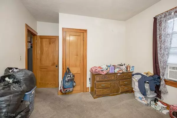 860 Whitcomb RD, Cleveland, OH 44110