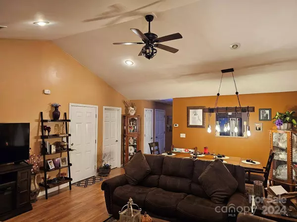 1663 Golden Cedar LN, Newton, NC 28658