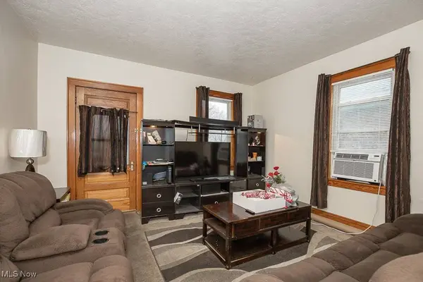 860 Whitcomb RD, Cleveland, OH 44110