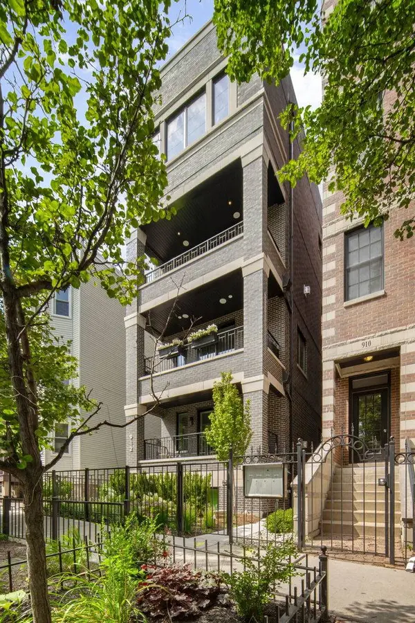 912 W Roscoe Street #PH, Chicago, IL 60657