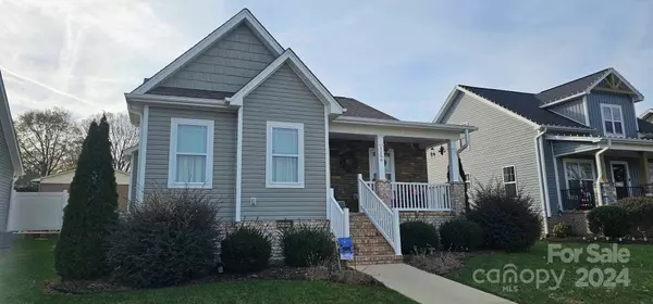 1156 13th Avenue CIR NE, Hickory, NC 28601