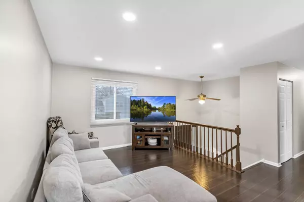 247 Meade CT, Bartlett, IL 60103