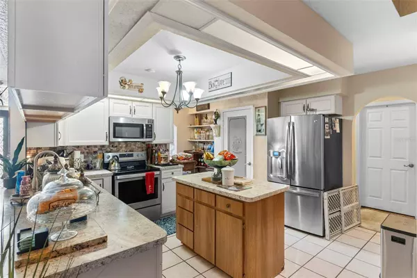 1102 BERKLEY LN, Winter Haven, FL 33880