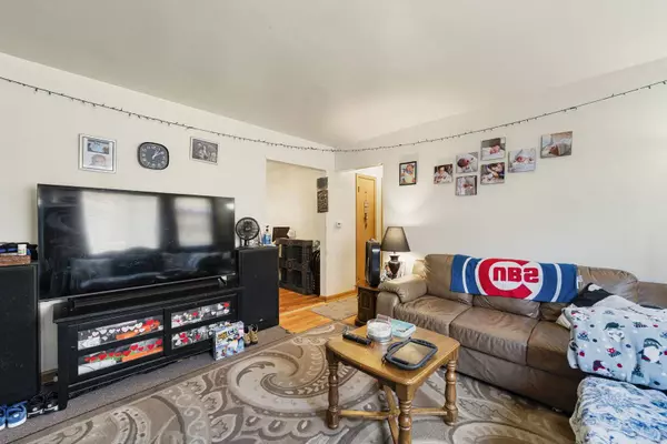 5821 W Montrose Avenue, Chicago, IL 60634