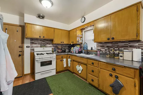 5821 W Montrose Avenue, Chicago, IL 60634