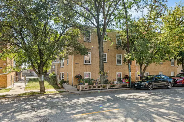 5821 W Montrose Avenue, Chicago, IL 60634