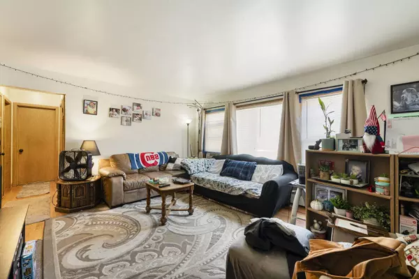 5821 W Montrose Avenue, Chicago, IL 60634