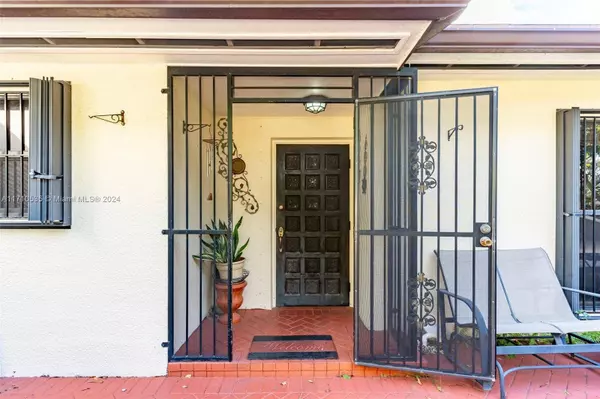 13750 Kendale Lakes Dr, Miami, FL 33183