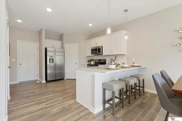 7915 N 94 Street, Omaha, NE 68122