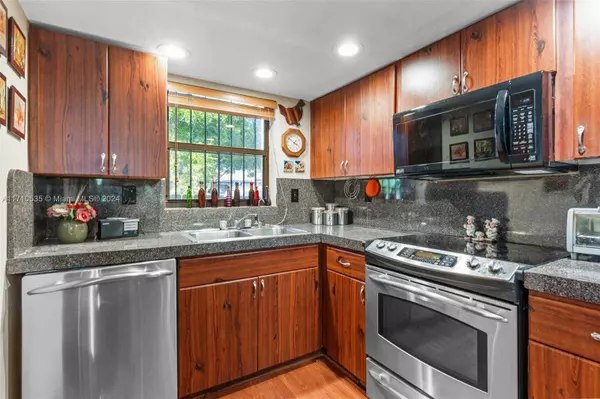 13750 Kendale Lakes Dr, Miami, FL 33183