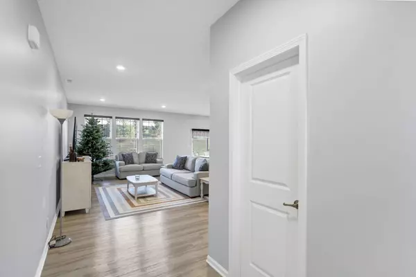 1054 Moraine DR, South Elgin, IL 60177