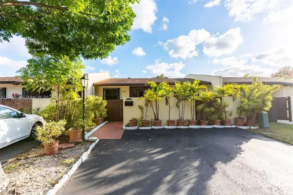 13750 Kendale Lakes Dr, Miami, FL 33183