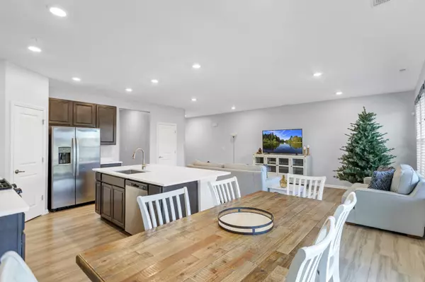 1054 Moraine DR, South Elgin, IL 60177