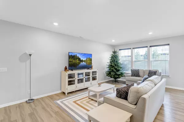 1054 Moraine DR, South Elgin, IL 60177