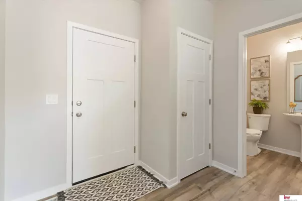 7915 N 94 Street, Omaha, NE 68122