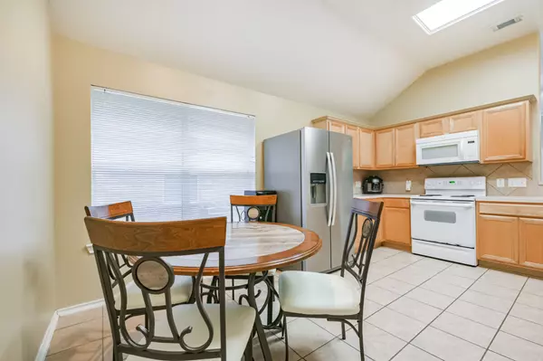 2803 Eros Ln_Breakfast Table