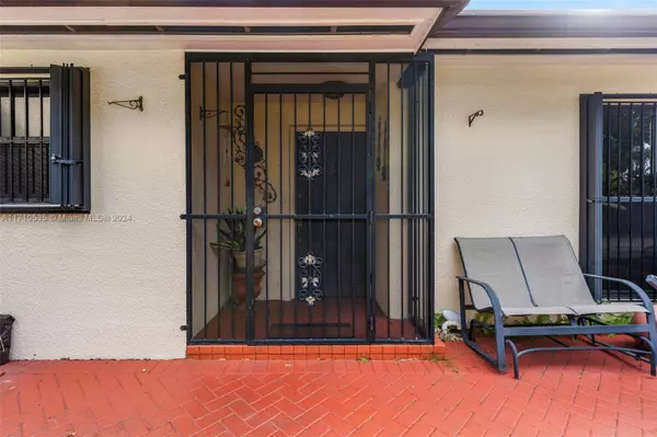 13750 Kendale Lakes Dr, Miami, FL 33183