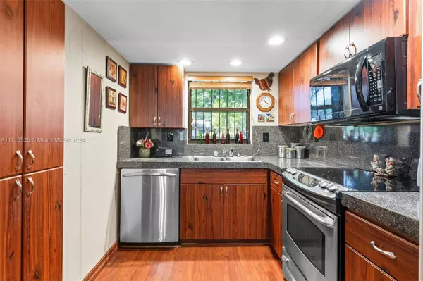 13750 Kendale Lakes Dr, Miami, FL 33183