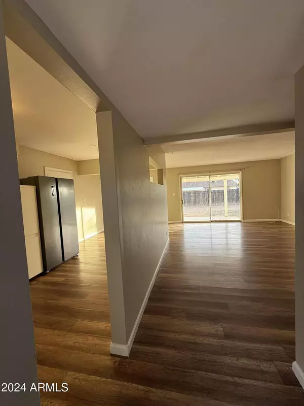 2207 W STATE Avenue, Phoenix, AZ 85021