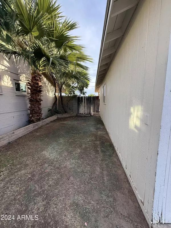 2207 W STATE Avenue, Phoenix, AZ 85021