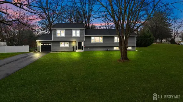 10 Heather DR, Manalapan, NJ 07726