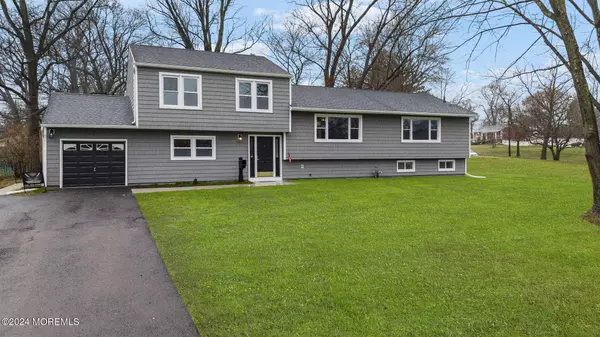 10 Heather Drive, Manalapan, NJ 07726