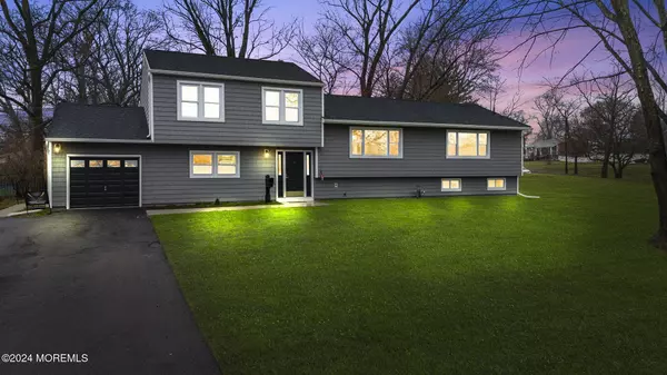 10 Heather Drive, Manalapan, NJ 07726