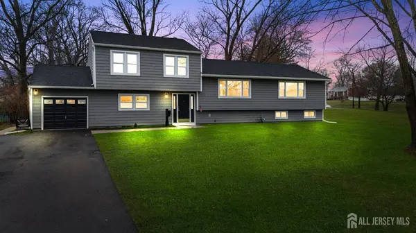 10 Heather DR, Manalapan, NJ 07726