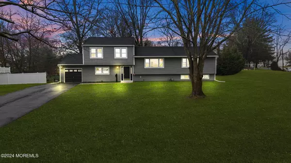 10 Heather Drive, Manalapan, NJ 07726