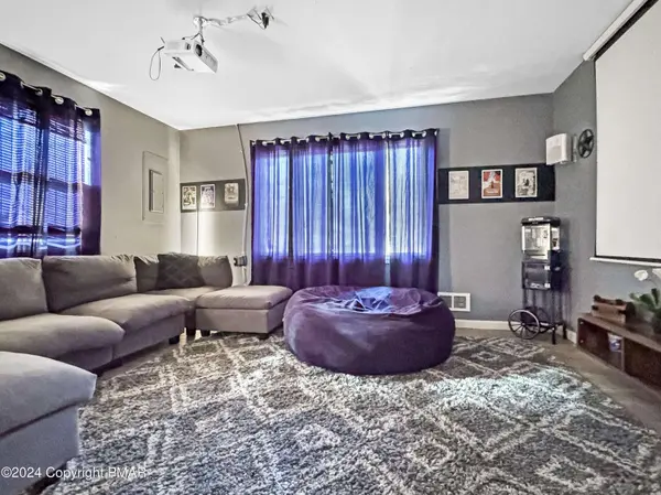 7551 Eagle Rock DR, Tobyhanna, PA 18466