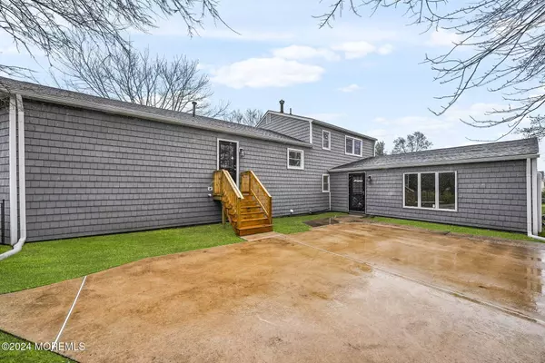 10 Heather Drive, Manalapan, NJ 07726