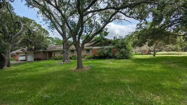 805 5th ST, Bay City, TX 77414