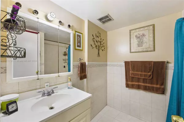 16465 NE 22nd Ave #120, North Miami Beach, FL 33160