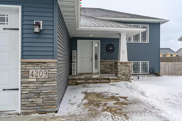 4209 32ND ST S, Grand Forks, ND 58201
