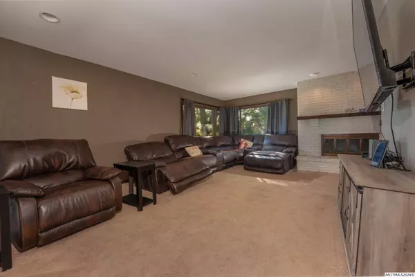 1001 S 15th St, Clear Lake, IA 50428