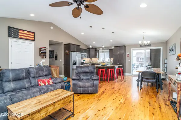 4209 32ND ST S, Grand Forks, ND 58201