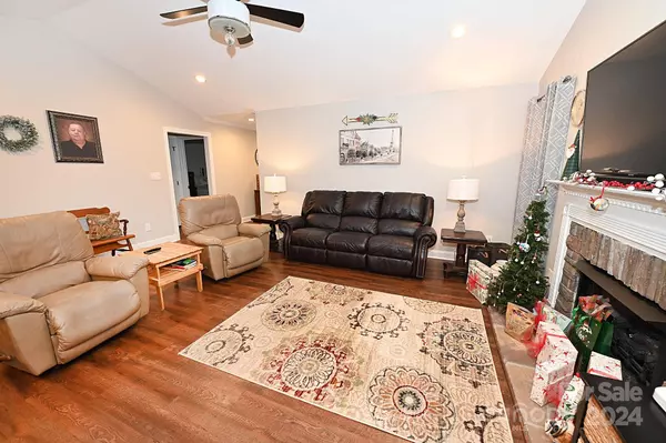 1156 13th Avenue CIR NE, Hickory, NC 28601