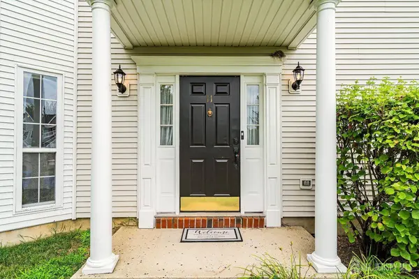 11 Hampton PL, East Brunswick, NJ 08816