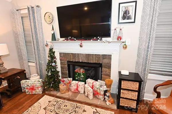 1156 13th Avenue CIR NE, Hickory, NC 28601