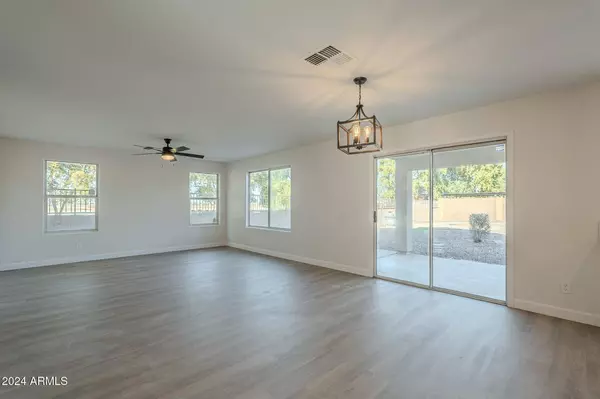 6638 W HUGHES Drive, Phoenix, AZ 85043