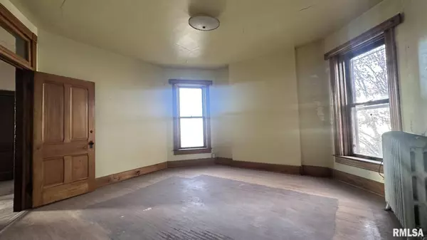 831 BROADWAY ST, Quincy, IL 62301