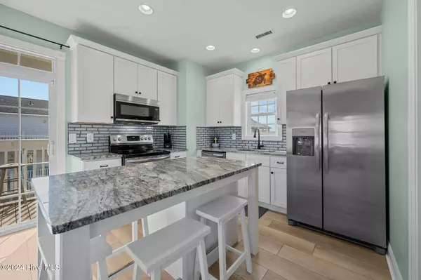 903 Broadway ST, Surf City, NC 28445